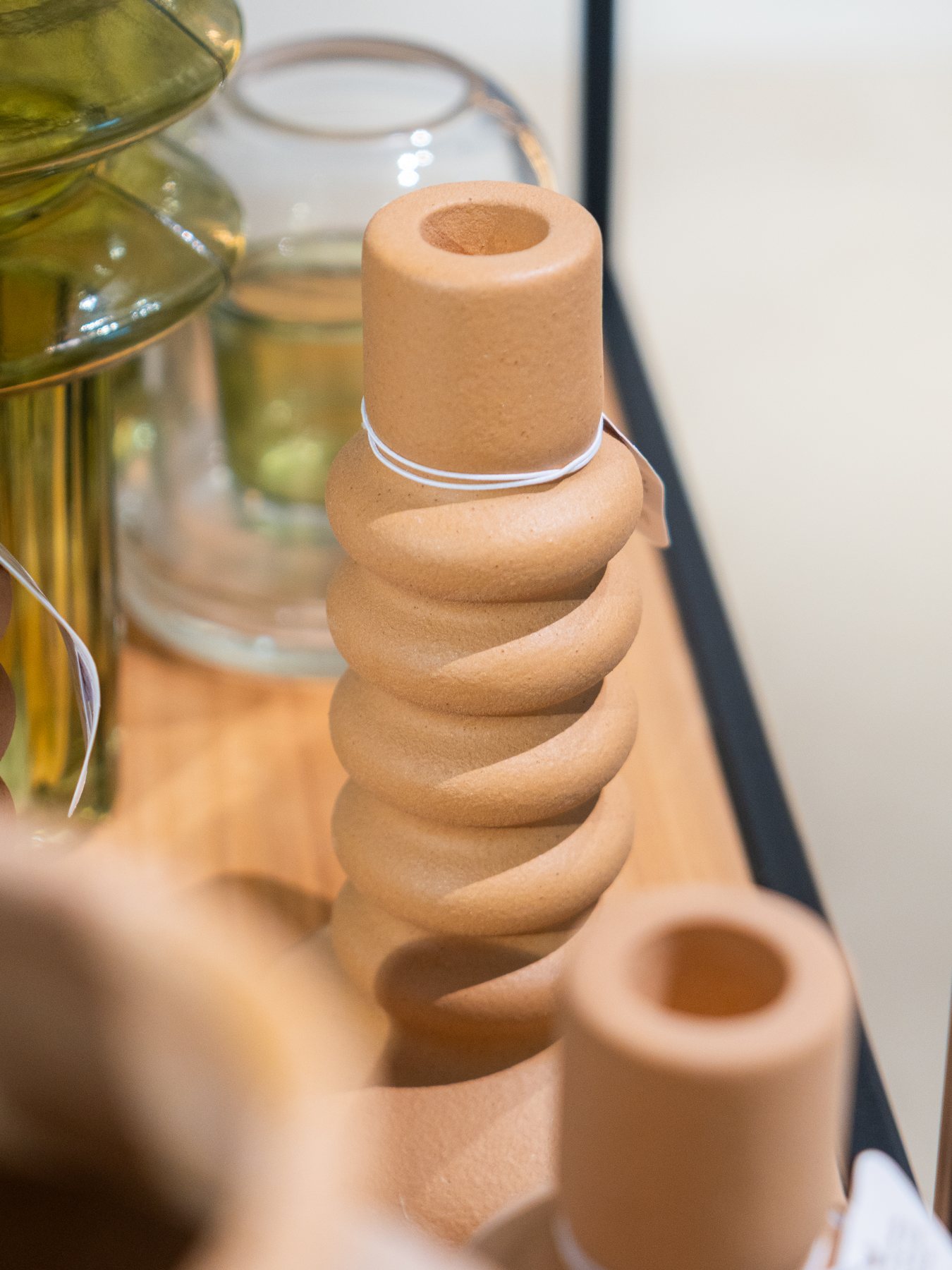 Portavelas de cerámica y jarrones de vidrio en el showroom