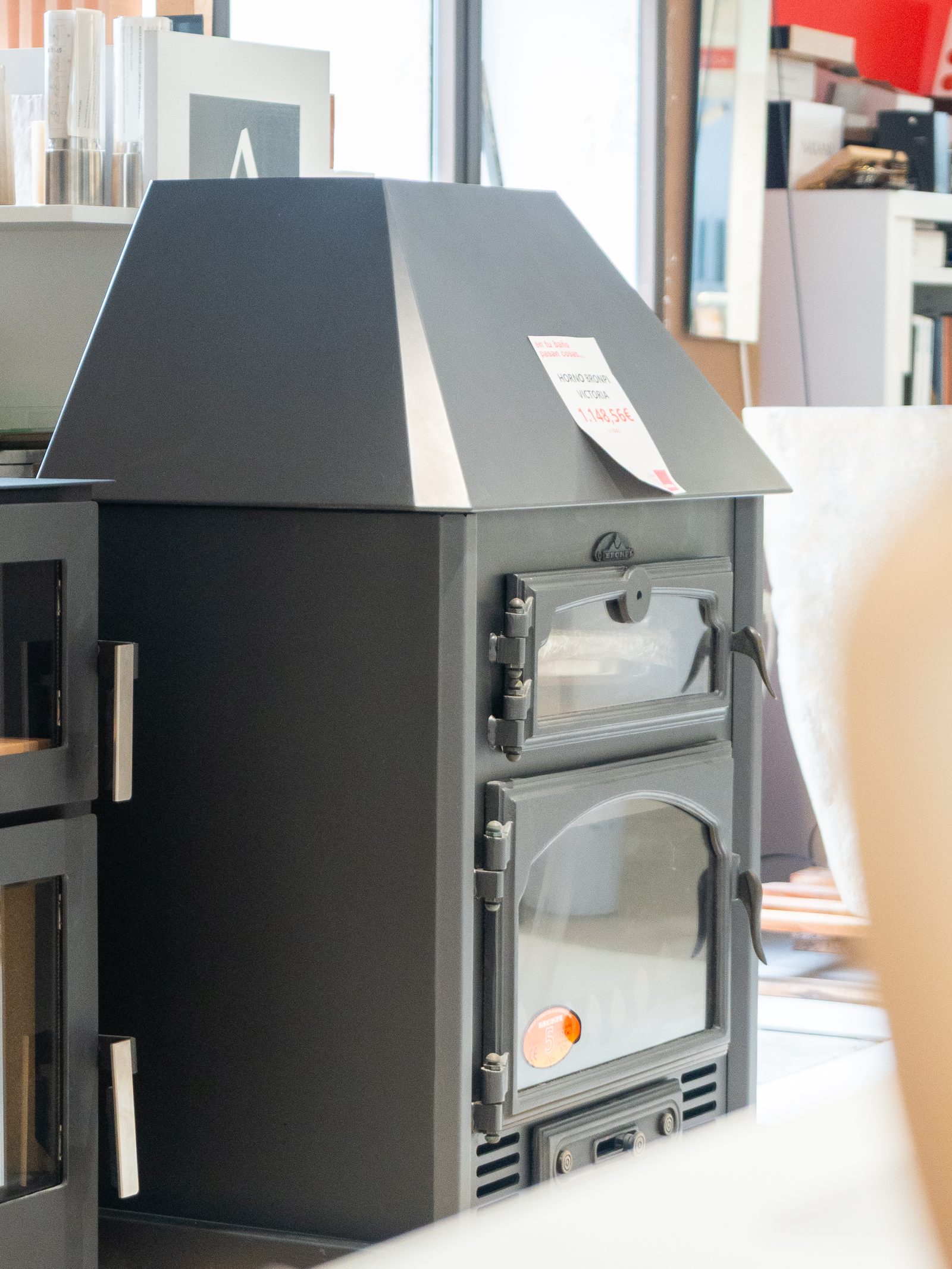 Cocina de leña con horno en nuestro showroom